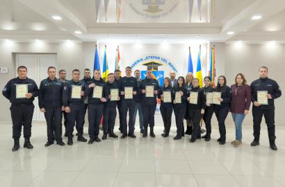 oameni în grup cu diplome