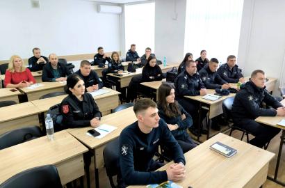 oameni în grup cu diplome