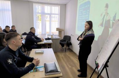 oameni în grup cu diplome