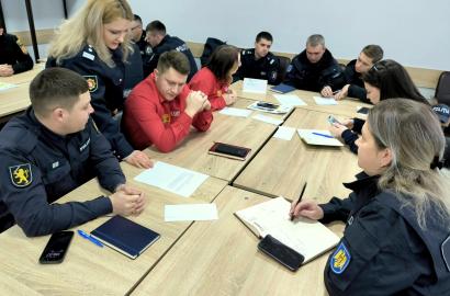 oameni în grup cu diplome