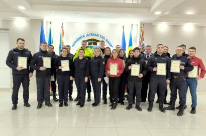 oameni în grup cu diplome
