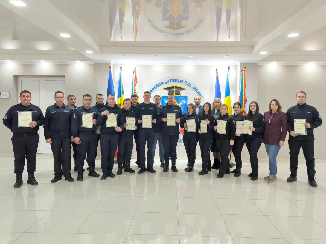 poza grup de oameni cu diplome