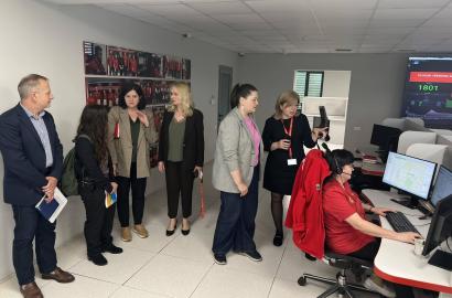 Reprezentanții Corpului Păcii, în vizită la Serviciul 112 – discuții privind sprijinul profesional acordat operatorilor serviciului de urgență